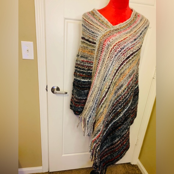 NWT SWEATER FRINGE PONCHO - Picture 3 of 10